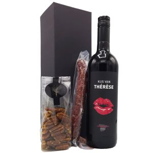 Heerlijk borrelpakket met een mooi flesje rode wijn van Thérèse Boer , bijpassend droge worst en een zakje pecannoten. Het pakket wordt in een luxe wijndoos ingepakt.